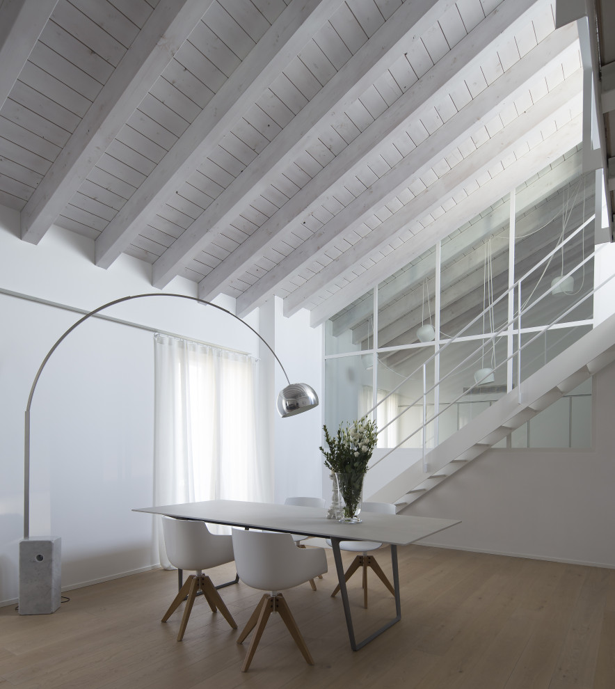 Réalisation d'un salon design de taille moyenne avec un mur blanc et un sol beige.