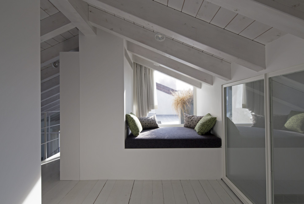 Mittelgroßes Modernes Wohnzimmer mit weißer Wandfarbe und beigem Boden in Mailand