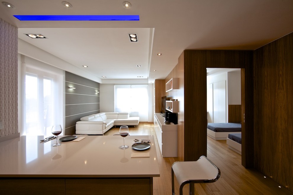 Свежая идея для дизайна: открытая гостиная комната среднего размера в современном стиле с светлым паркетным полом - отличное фото интерьера