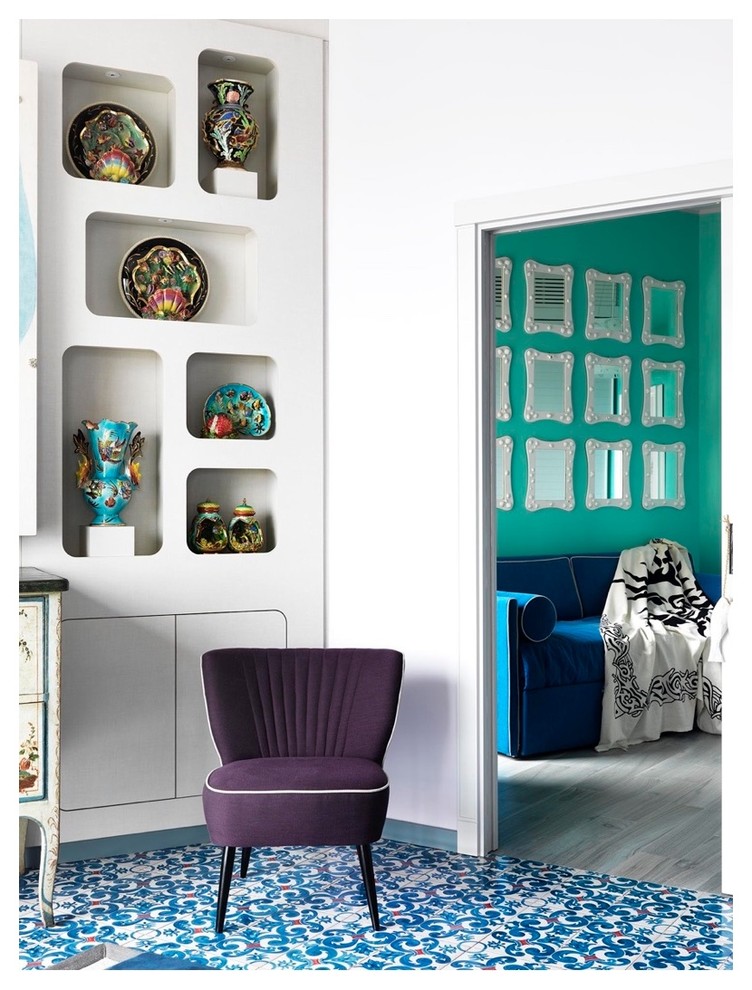 Imagen de sala de estar ecléctica con suelo de baldosas de cerámica y suelo turquesa