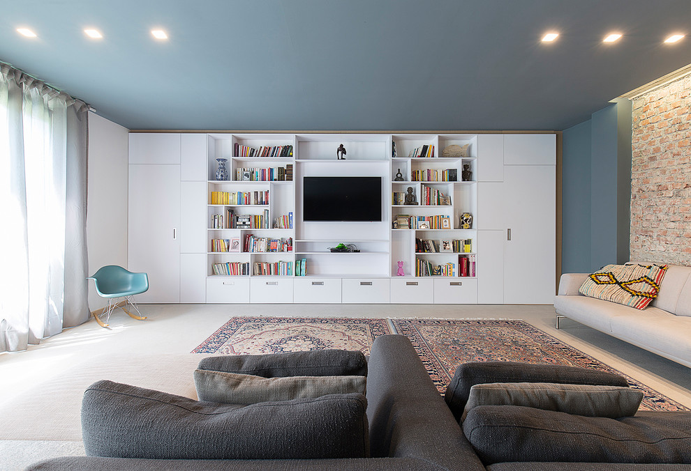 На фото: большая открытая гостиная комната в современном стиле с домашним баром, разноцветными стенами, бетонным полом, телевизором на стене и серым полом