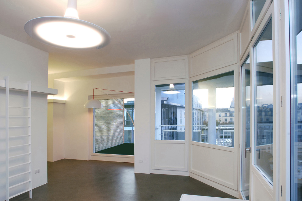 Esempio di un ampio soggiorno design aperto con pareti bianche e pavimento marrone