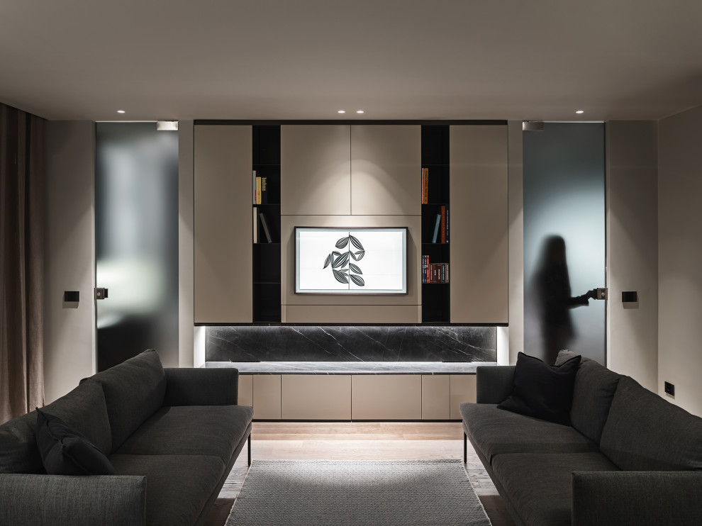 Modelo de sala de estar con biblioteca abierta minimalista pequeña con paredes grises, televisor colgado en la pared, suelo gris y bandeja