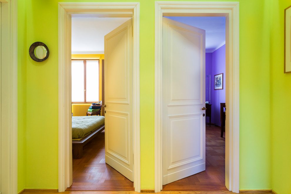 Inspiration för små moderna separata vardagsrum, med gröna väggar och målat trägolv