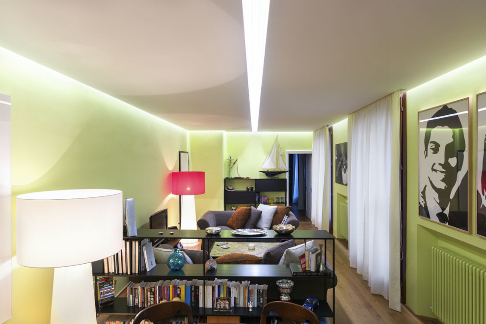 На фото: маленькая изолированная гостиная комната в современном стиле с зелеными стенами, деревянным полом и многоуровневым потолком без камина для на участке и в саду