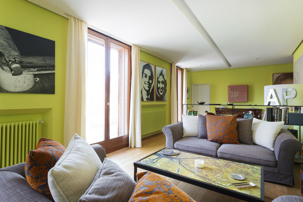 Idéer för små eklektiska separata vardagsrum, med gröna väggar och målat trägolv
