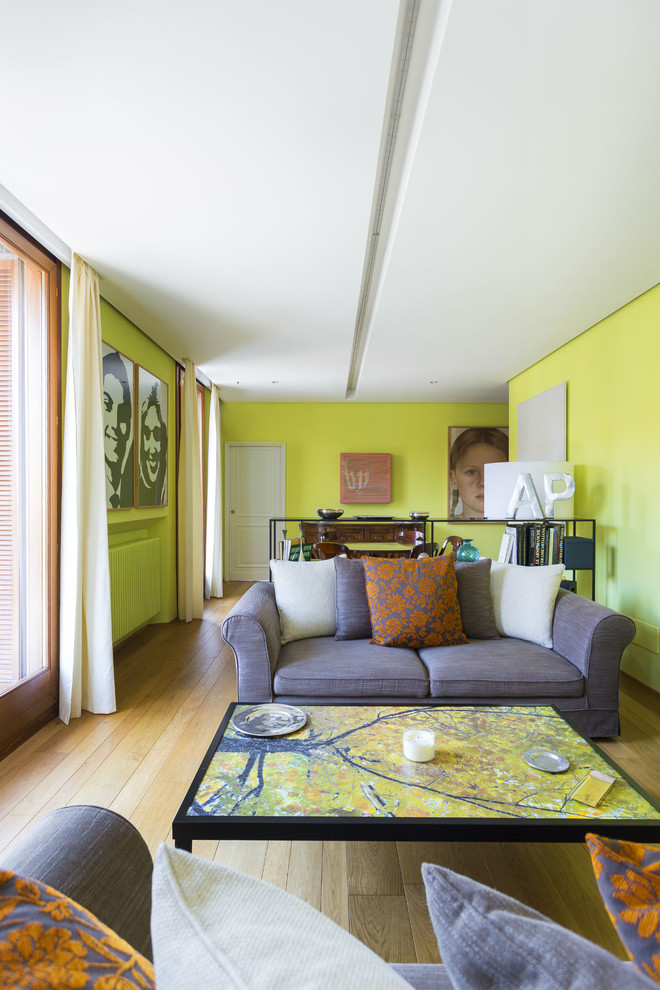 Immagine di un soggiorno eclettico di medie dimensioni e aperto con pareti verdi e parquet chiaro