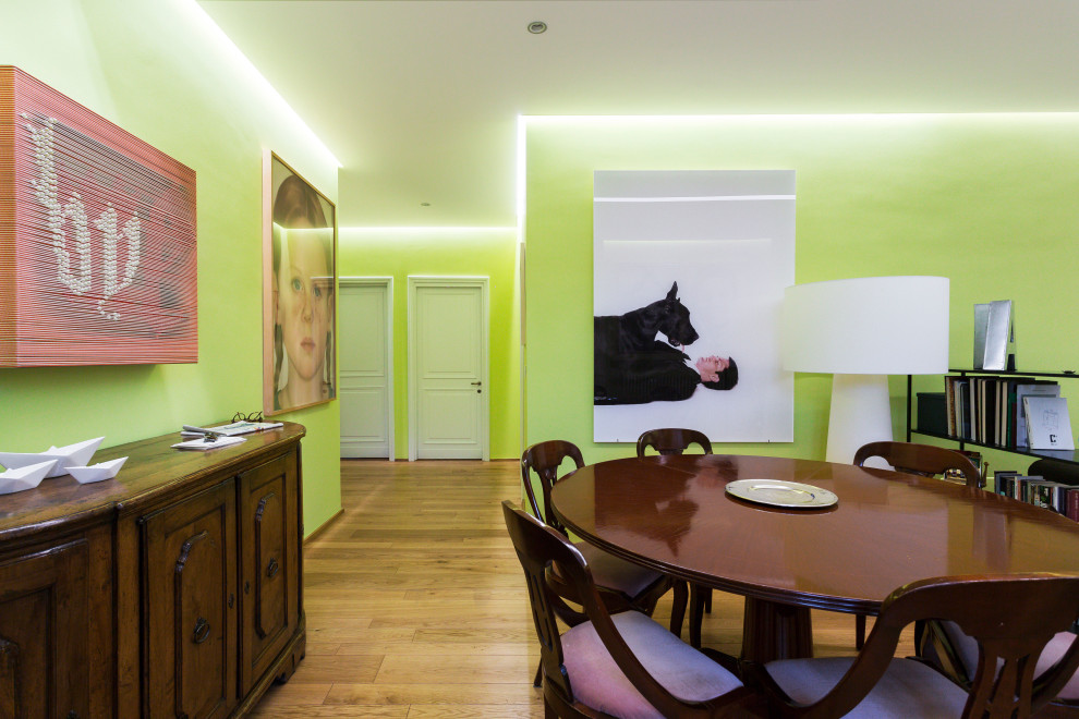 Kleines, Abgetrenntes Modernes Wohnzimmer ohne Kamin mit grüner Wandfarbe, gebeiztem Holzboden und eingelassener Decke in Mailand