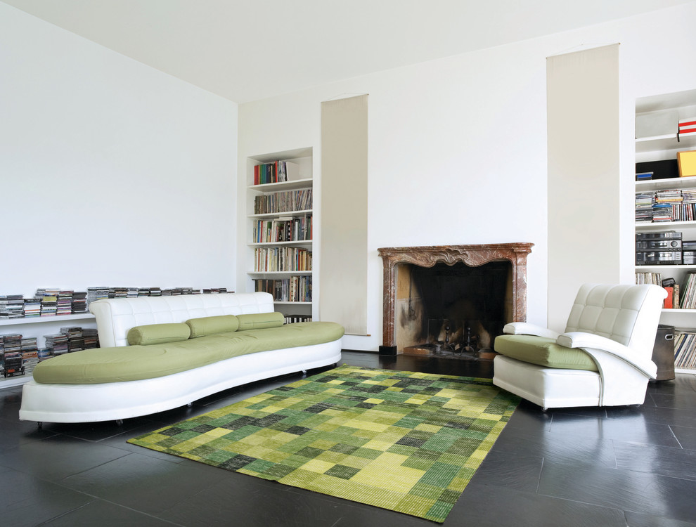 Diseño de sala de estar contemporánea sin televisor con paredes blancas, todas las chimeneas y marco de chimenea de piedra
