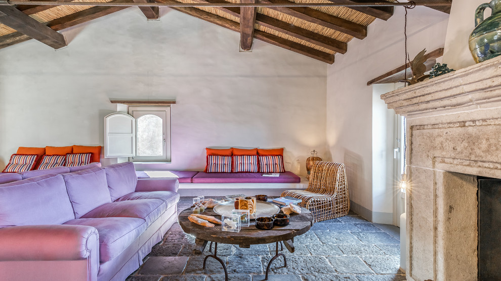 Источник вдохновения для домашнего уюта: гостиная комната в средиземноморском стиле с белыми стенами, стандартным камином и серым полом без телевизора