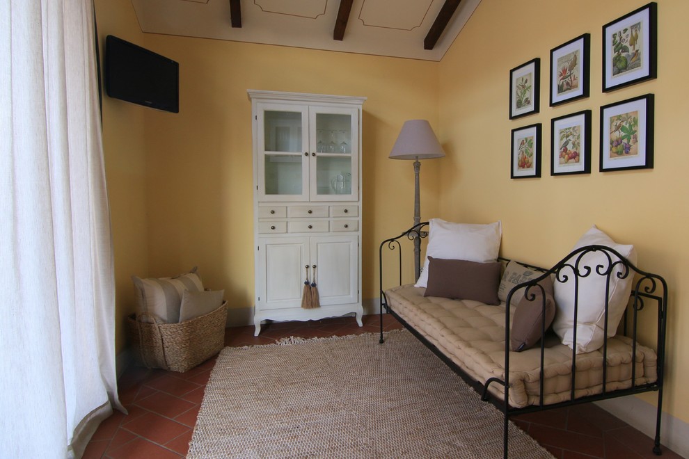 Esempio di un soggiorno country di medie dimensioni con pareti gialle e pavimento marrone
