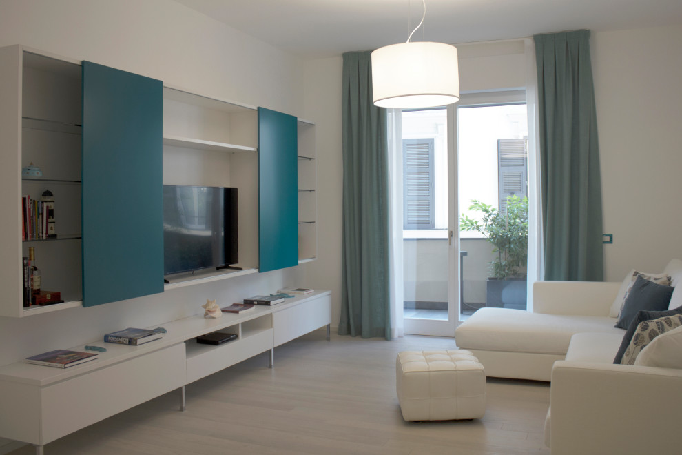 Example of a large trendy living room design in Milan