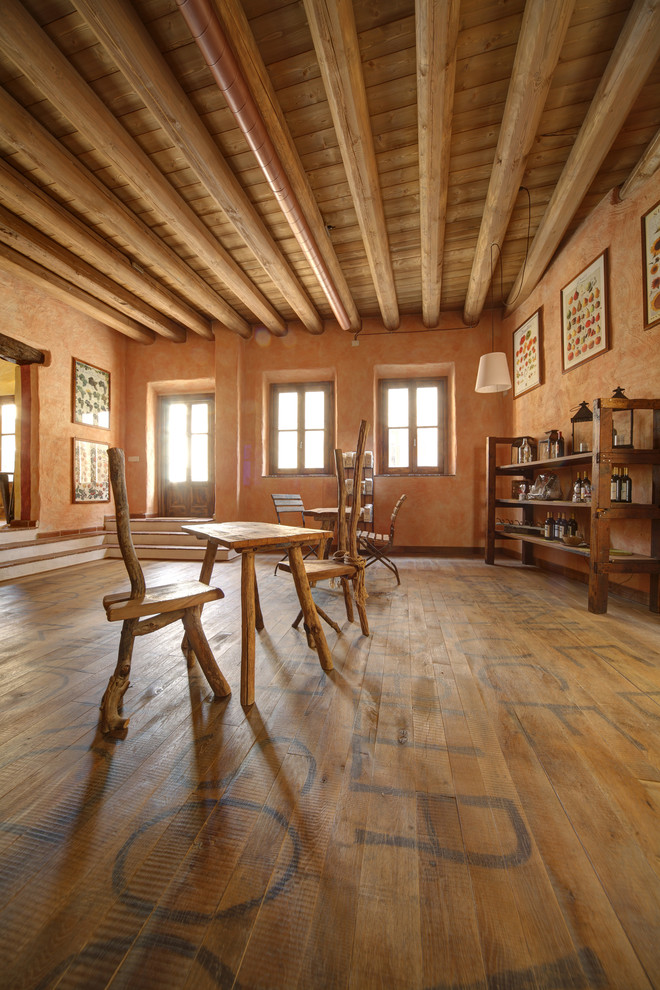 Idee per un soggiorno country di medie dimensioni con pareti rosa e pavimento in legno massello medio