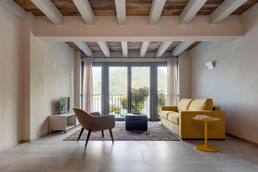 Immagine di un soggiorno design di medie dimensioni e aperto con pareti grigie e pavimento in gres porcellanato