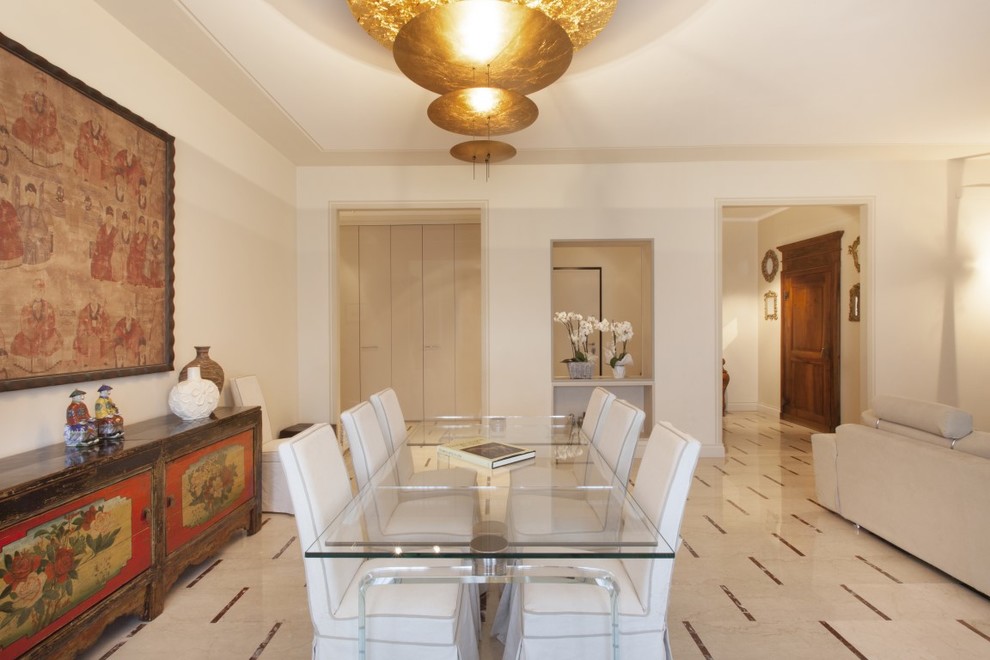 Ispirazione per un'ampia sala da pranzo bohémian con pareti beige, pavimento in marmo e pavimento beige