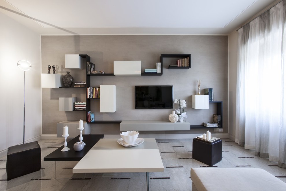 Modelo de salón abierto contemporáneo extra grande con paredes beige, suelo de mármol, suelo beige y televisor colgado en la pared