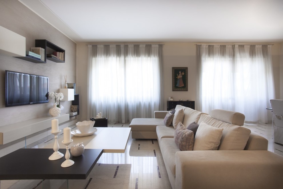 Idee per un ampio soggiorno design aperto con pareti beige, pavimento in marmo, pavimento beige e TV a parete