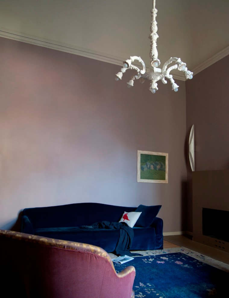 Пример оригинального дизайна: гостиная комната в стиле модернизм с розовыми стенами