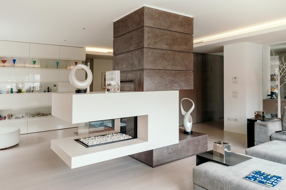 Mittelgroßes, Repräsentatives Modernes Wohnzimmer mit weißer Wandfarbe, Tunnelkamin, verputzter Kaminumrandung und beigem Boden in Turin
