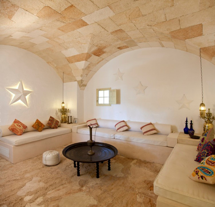 Ispirazione per un soggiorno mediterraneo di medie dimensioni e aperto con sala formale, pareti bianche e nessuna TV