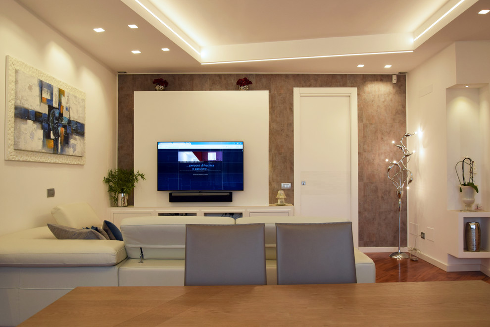 Immagine di un soggiorno minimalista con pareti bianche, parquet scuro, TV a parete e pavimento marrone