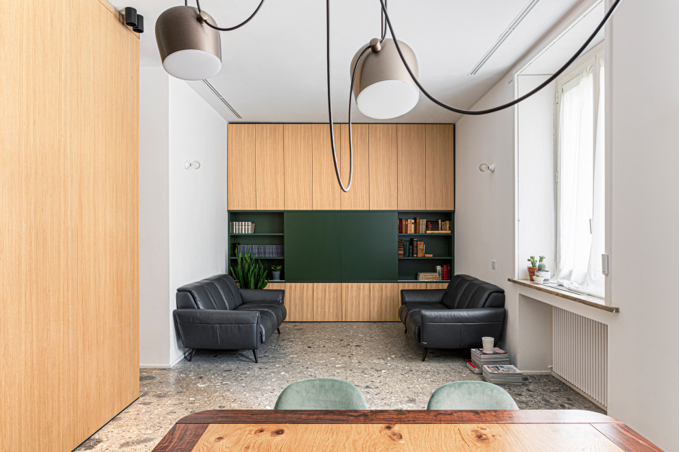 Idee per un ampio soggiorno moderno aperto con libreria, pareti bianche, pavimento in marmo e pavimento grigio