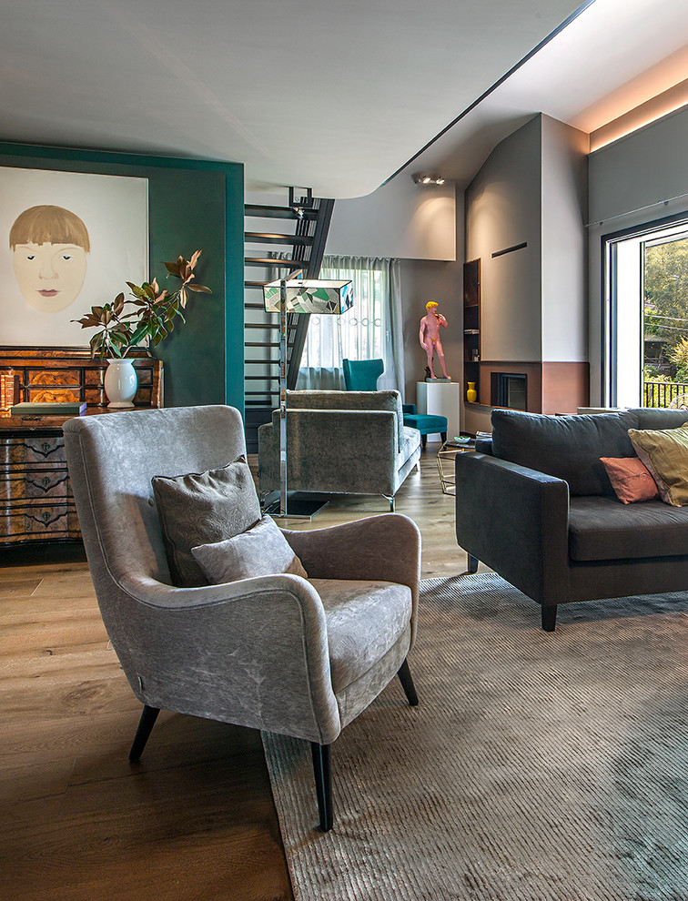 Imagen de salón para visitas abierto contemporáneo de tamaño medio sin chimenea con paredes grises, suelo de madera en tonos medios y suelo marrón