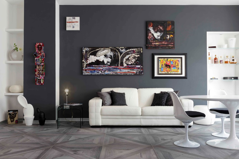 Großes, Offenes Modernes Wohnzimmer mit grauer Wandfarbe und braunem Holzboden in Turin