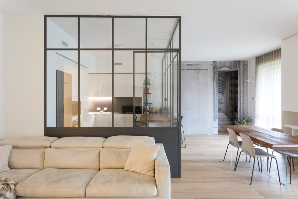 Idee per un grande soggiorno minimal aperto con pareti bianche e parquet chiaro