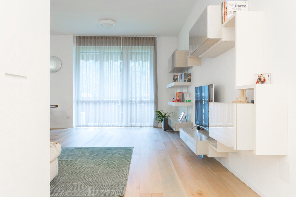 Großes, Offenes Modernes Wohnzimmer mit hellem Holzboden in Sonstige
