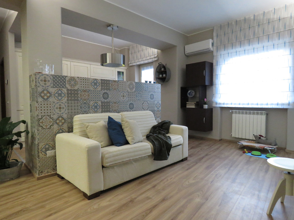 Kleines, Offenes Eklektisches Wohnzimmer mit bunten Wänden, Laminat, freistehendem TV und braunem Boden in Catania-Palermo