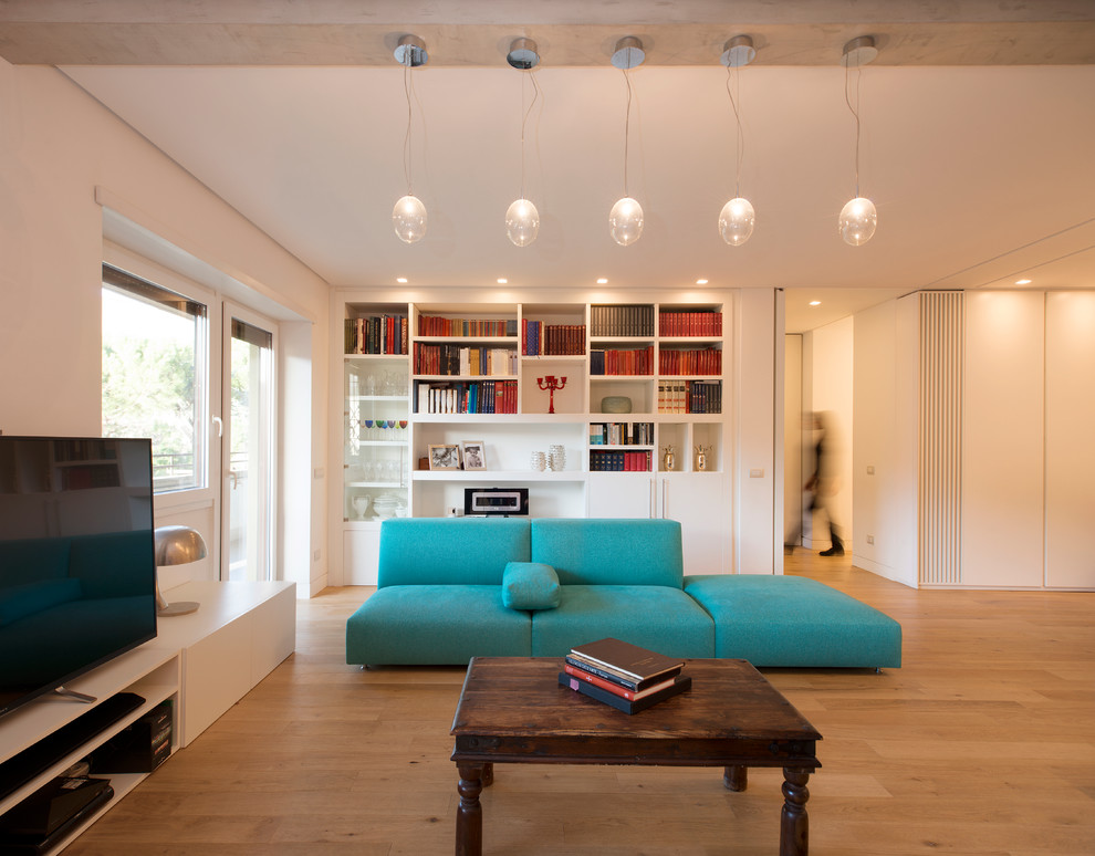 Großes, Offenes Modernes Wohnzimmer mit weißer Wandfarbe, hellem Holzboden und freistehendem TV in Rom