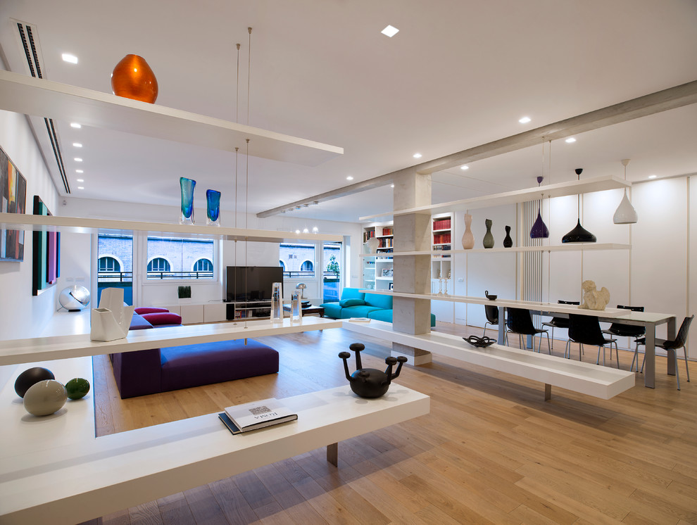 Geräumiges, Offenes Modernes Wohnzimmer mit weißer Wandfarbe, hellem Holzboden und freistehendem TV in Rom