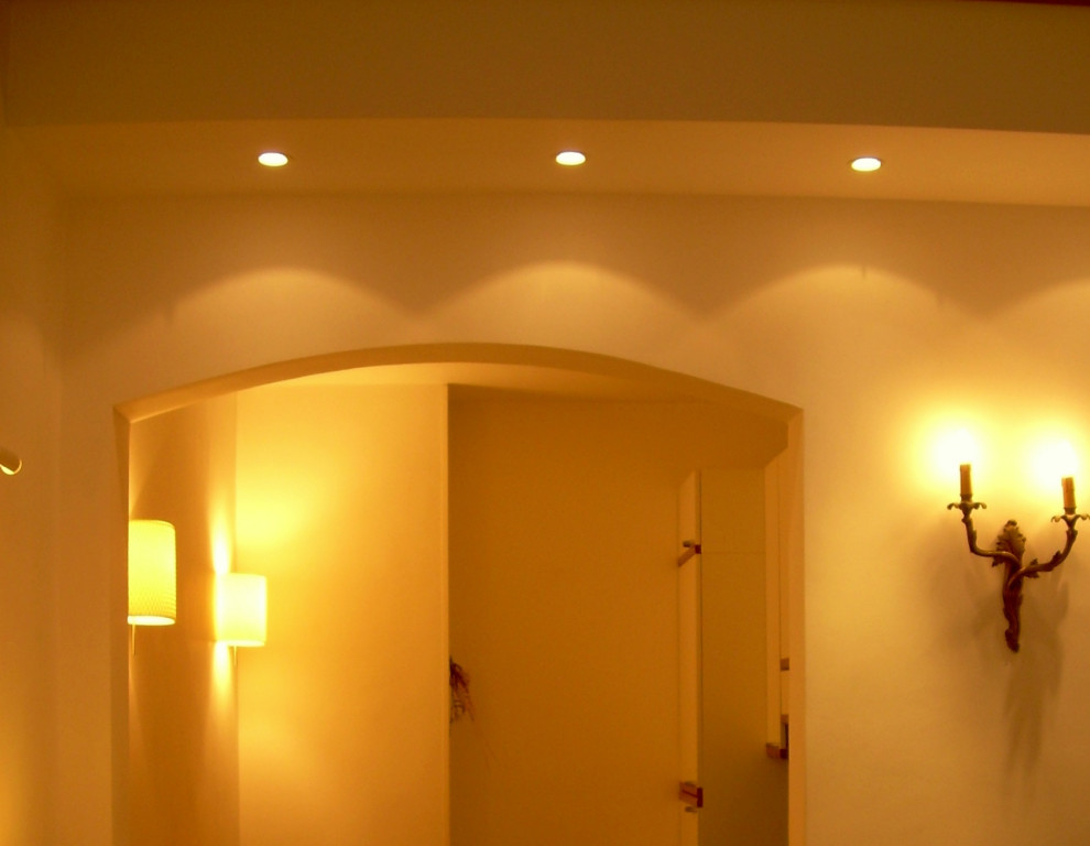 На фото: большая открытая гостиная комната в классическом стиле с полом из терракотовой плитки и розовым полом с