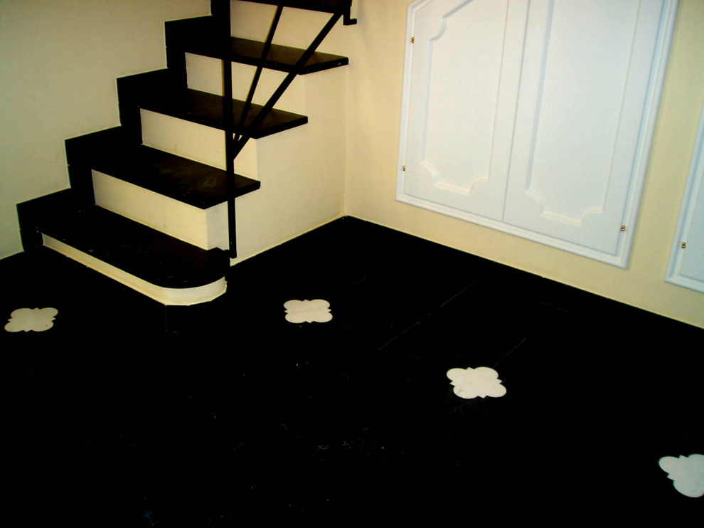 Ispirazione per un grande soggiorno chic aperto con pavimento in ardesia e pavimento nero