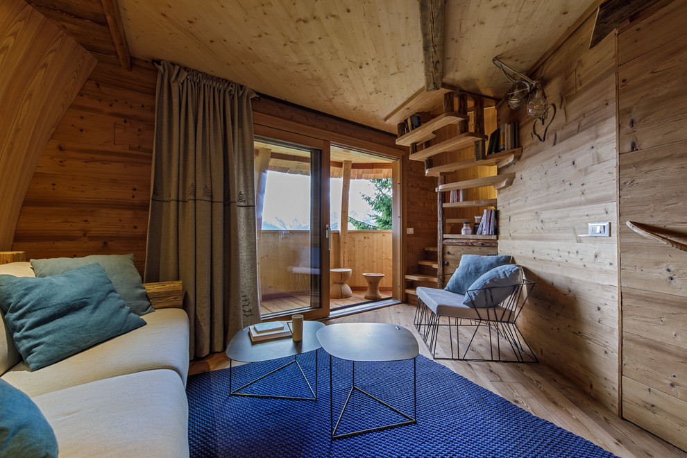 Ispirazione per un piccolo soggiorno stile rurale chiuso con pareti marroni, pavimento in legno massello medio e pavimento beige