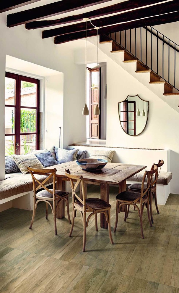 Landhausstil Esszimmer mit Porzellan-Bodenfliesen, braunem Boden und weißer Wandfarbe in Sonstige