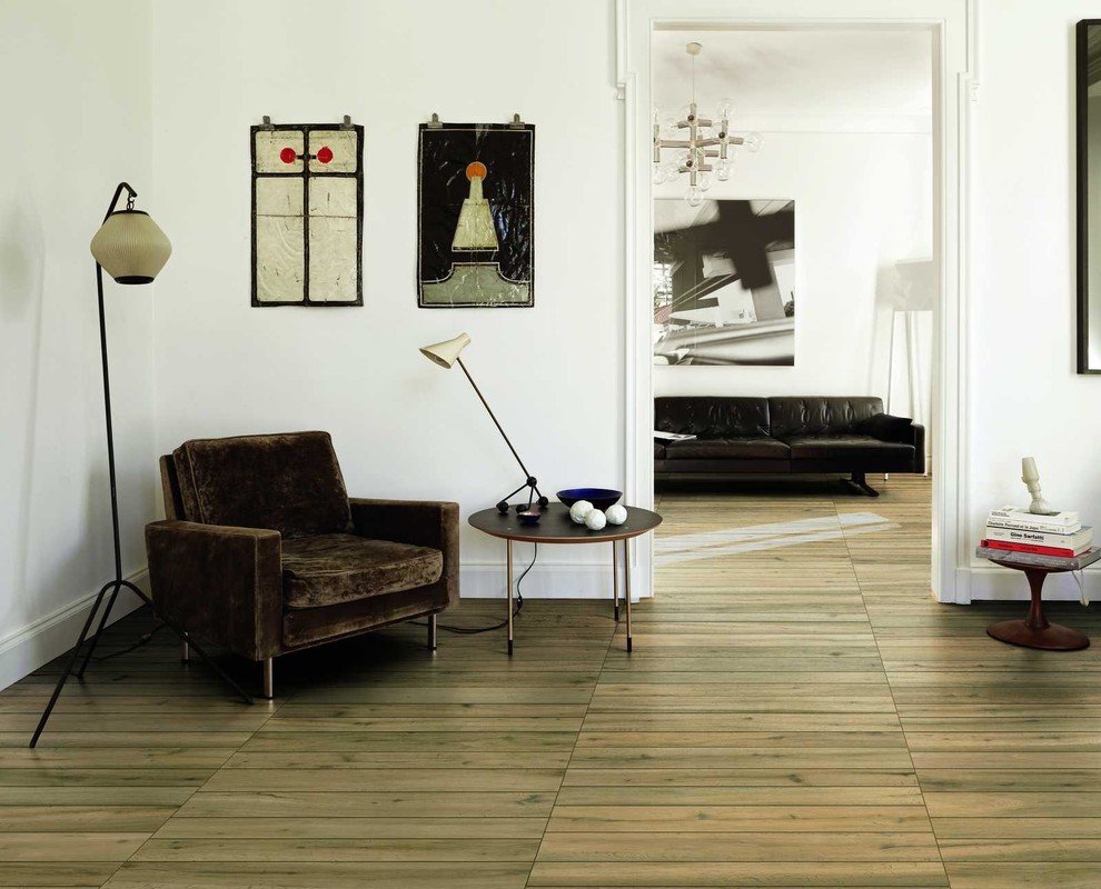 Ispirazione per un soggiorno con pavimento in gres porcellanato e pavimento marrone