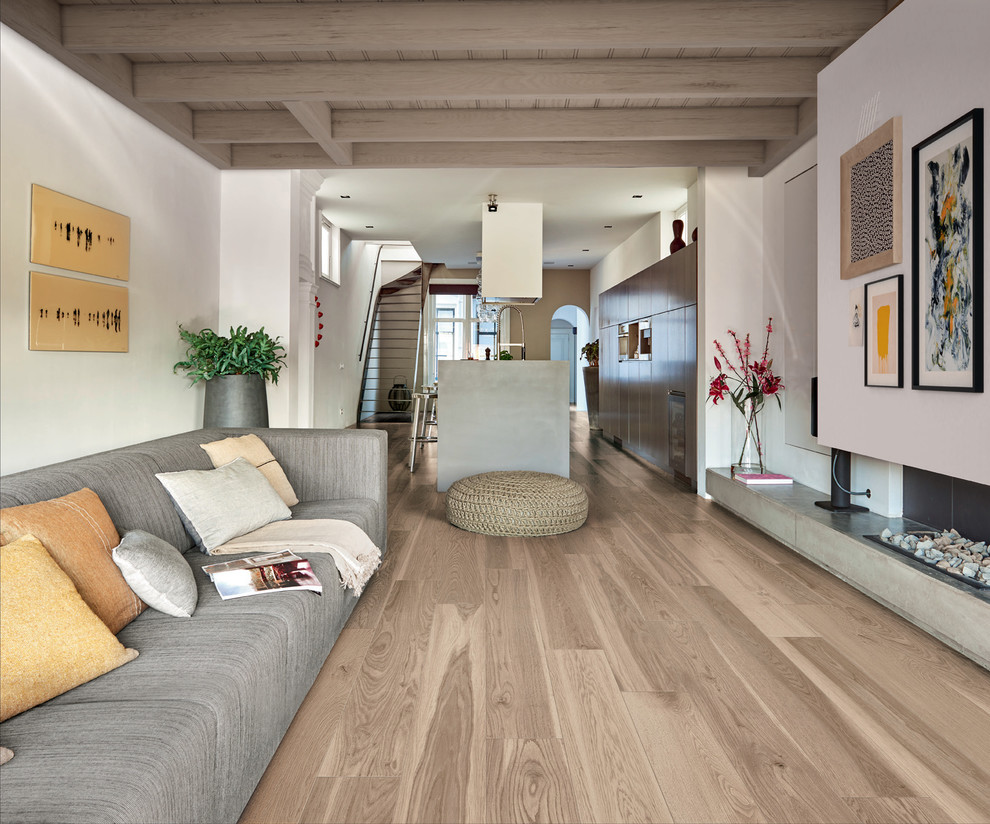 Esempio di un soggiorno moderno aperto con pavimento in gres porcellanato, pareti bianche e camino lineare Ribbon