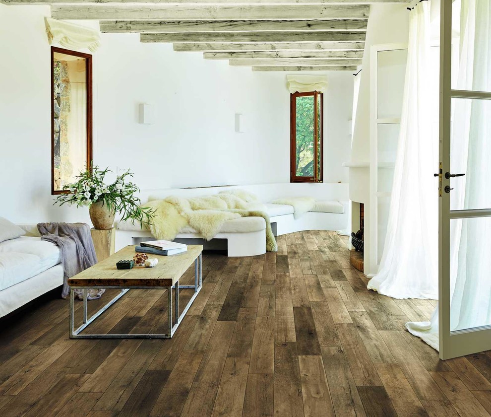 Ispirazione per un soggiorno con pavimento in gres porcellanato e pavimento marrone