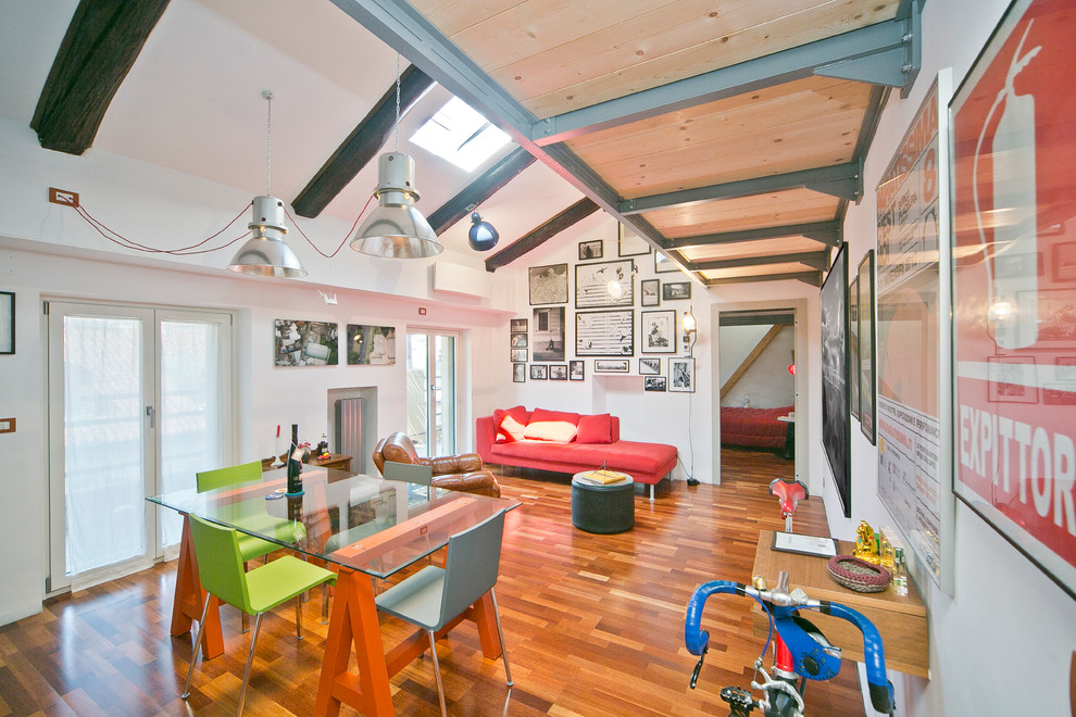Ejemplo de salón abierto actual con paredes blancas, suelo de madera en tonos medios y suelo marrón