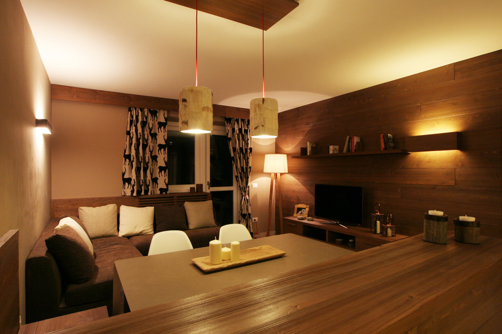 Esempio di un grande soggiorno rustico aperto con pareti beige, parquet chiaro e TV autoportante