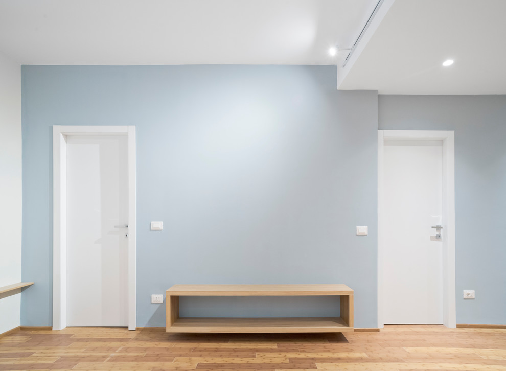 Idéer för små funkis allrum med öppen planlösning, med blå väggar, bambugolv och brunt golv