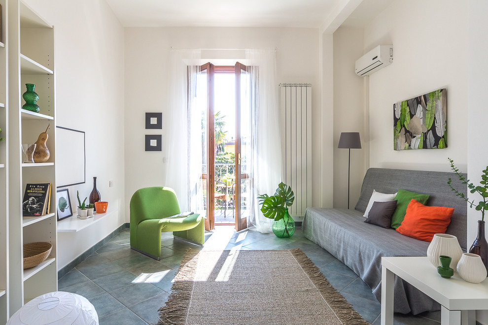 Идея дизайна: гостиная комната в морском стиле с белыми стенами и серым полом без камина