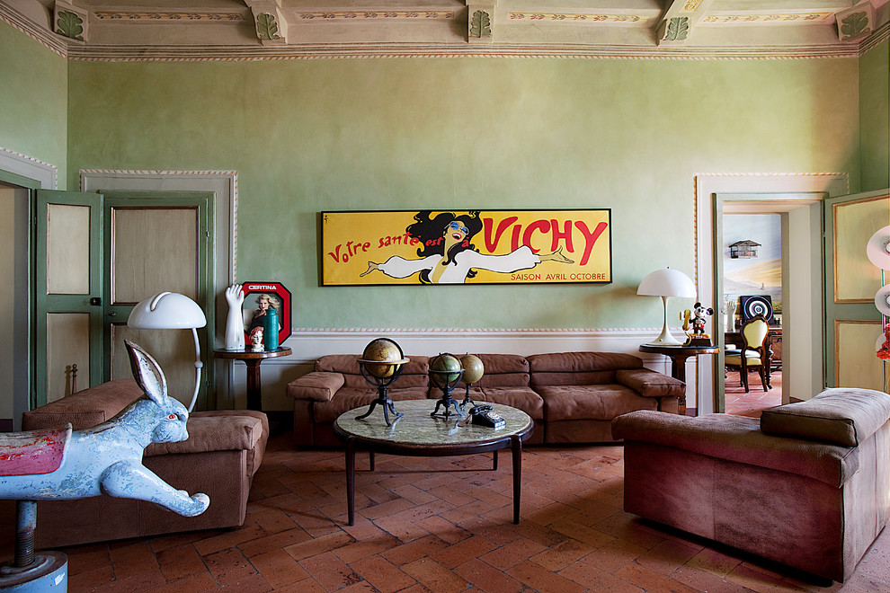 Свежая идея для дизайна: большая гостиная комната в стиле фьюжн с зелеными стенами и кирпичным полом - отличное фото интерьера