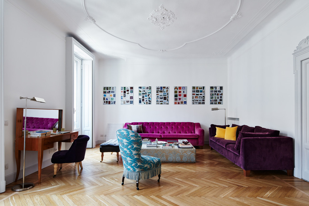 Esempio di un soggiorno tradizionale con pareti bianche, pavimento in legno massello medio e pavimento marrone