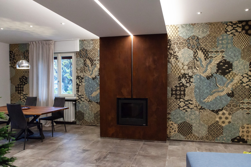 Cette image montre une grande entrée design avec un sol gris, un plafond décaissé, un mur gris et du papier peint.
