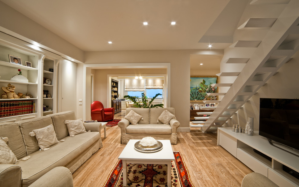 Immagine di un soggiorno chic con pareti bianche, pavimento in legno massello medio e TV autoportante