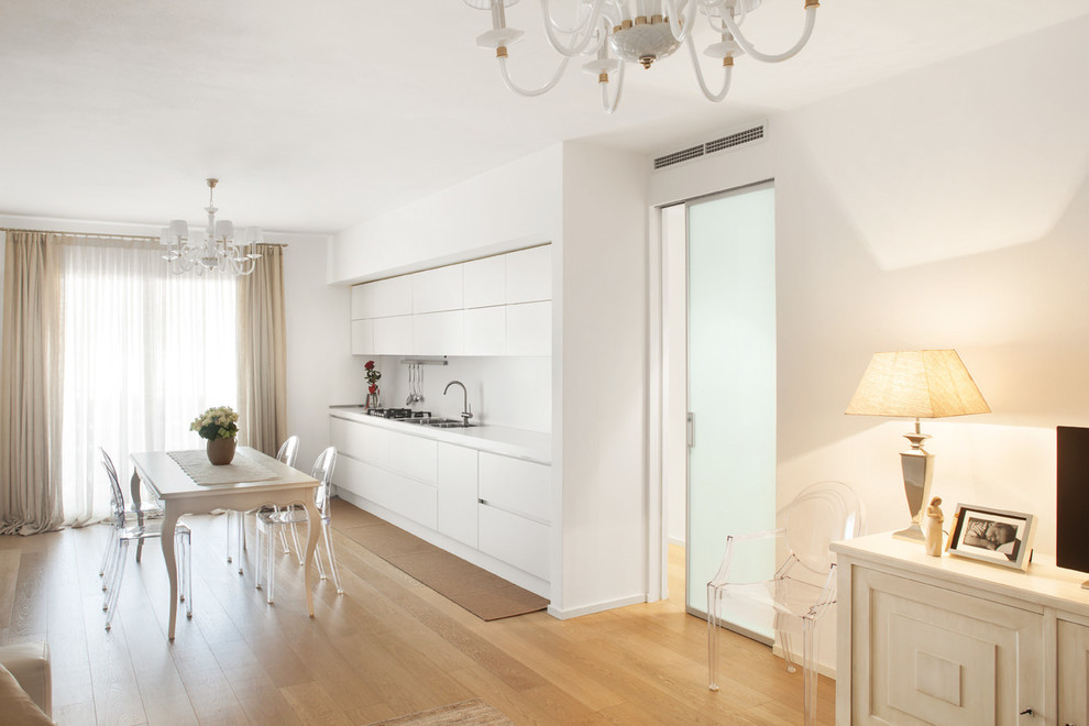 Mittelgroßes, Offenes Modernes Wohnzimmer mit weißer Wandfarbe, hellem Holzboden und beigem Boden in Venedig