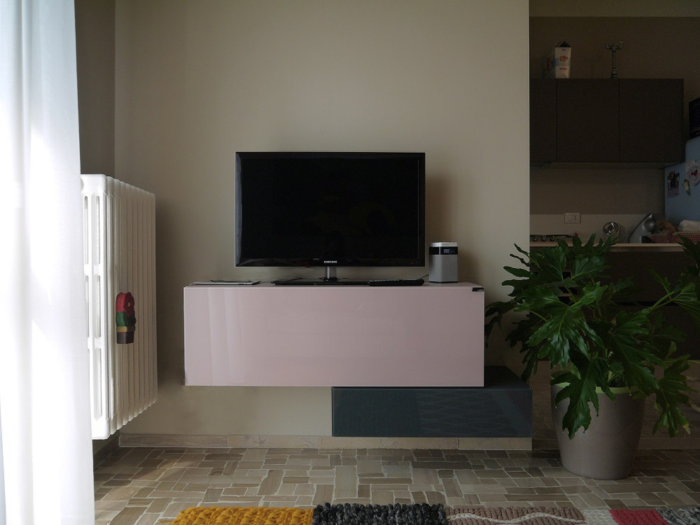 Diseño de sala de estar abierta actual de tamaño medio con paredes beige, suelo de mármol y pared multimedia